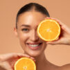 La vitamina C è uno degli attivi più potenti e amati nella skincare moderna. Rimani sintonizzat* per scoprire i nuovi prodotti Gabor Cosmetics a base di vitamina C